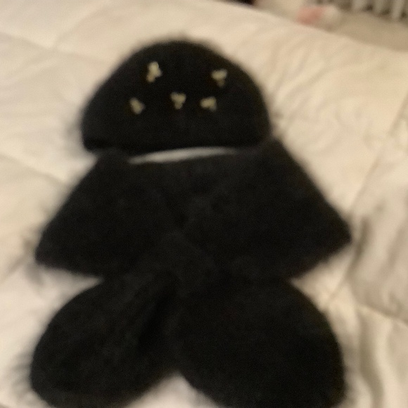 Hat and scarf - Picture 1 of 5